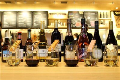 アルコールが飲めるスタバもある