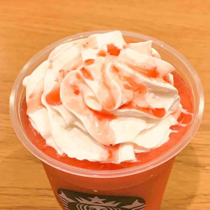 ホイップクリームとイチゴソース