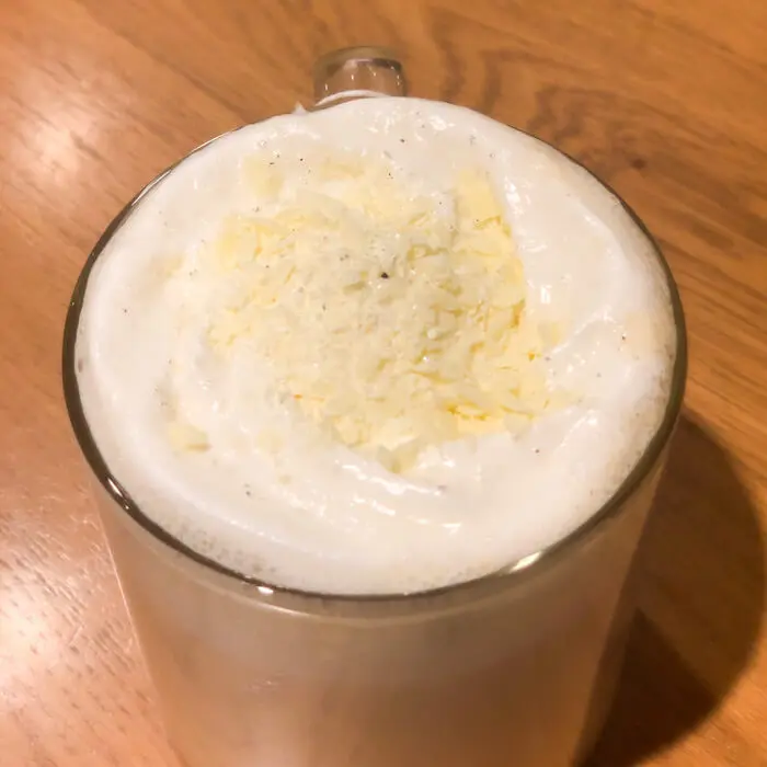 ハニーホイップとフレーク状のホワイトチョコ