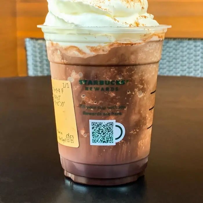 スタバ新作 ゲリラ発売 チョコレートティーケーキフラペチーノ が新登場 カロリーやおすすめカスタムも紹介 スタバに暮らす スタバ新作 ゲリラ発売 チョコレートティーケーキフラペチーノ が新登場 カロリーやおすすめカスタムも紹介 スタバに暮らす