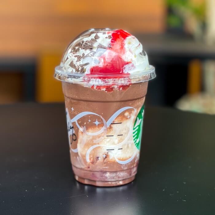 チョコレートストロベリーフェスティブフラペチーノ