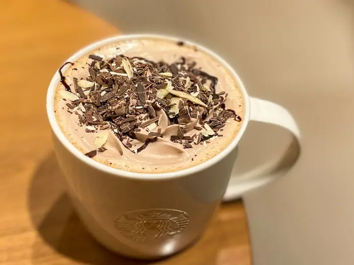 トリプル生チョコレートフラペチーノとホットモカが期間限定で