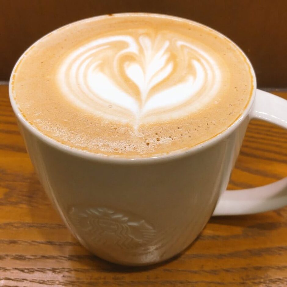 【スタバ】トリプルエスプレッソラテのおすすめカスタム5選｜カロリーや値段も スタバに暮らす